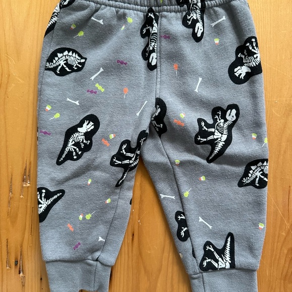 Cat & Jack - Halloween t-shirt and pant - Worn once - Picture 5 of 6